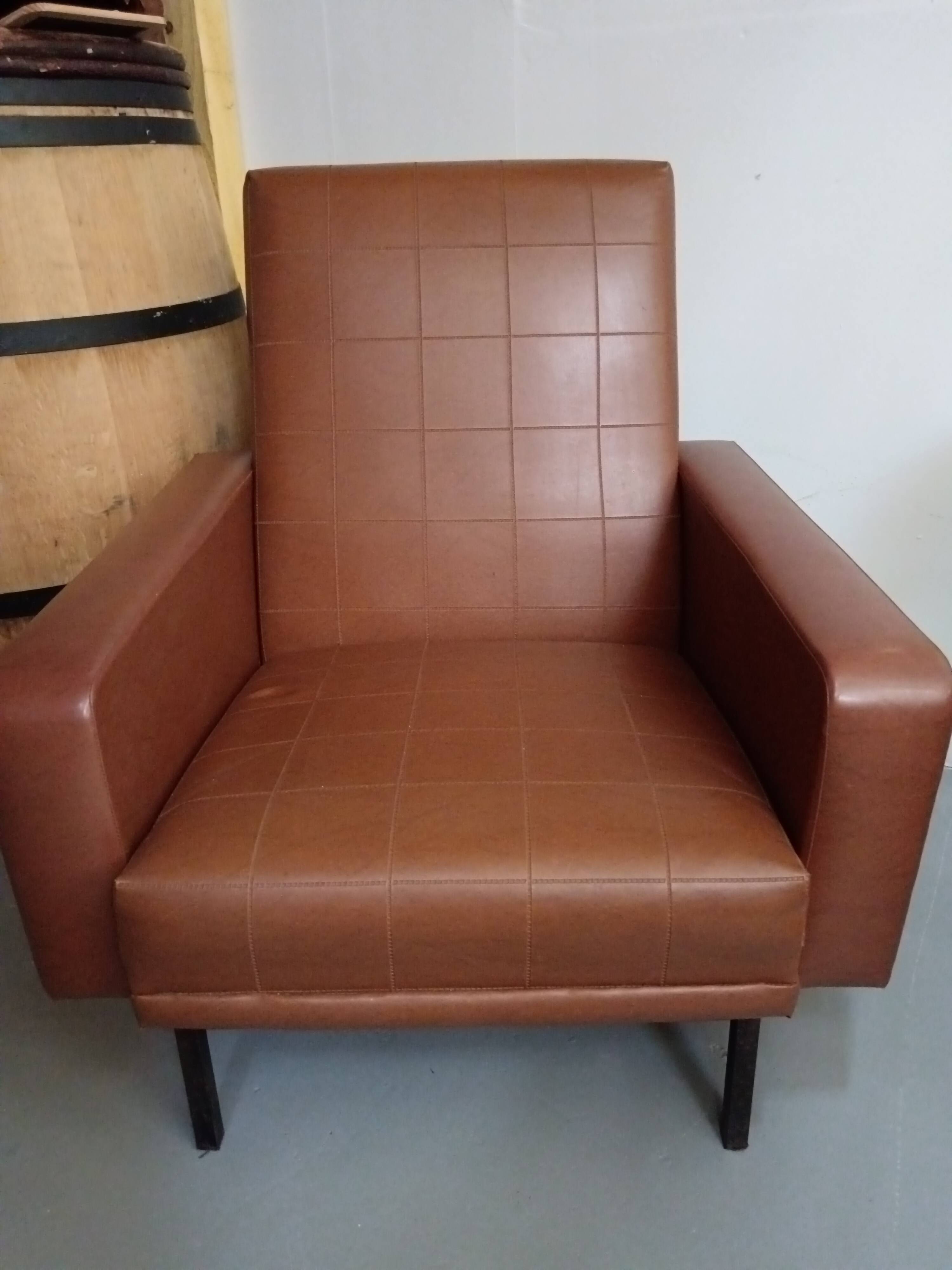 Fauteuil en skaï marron