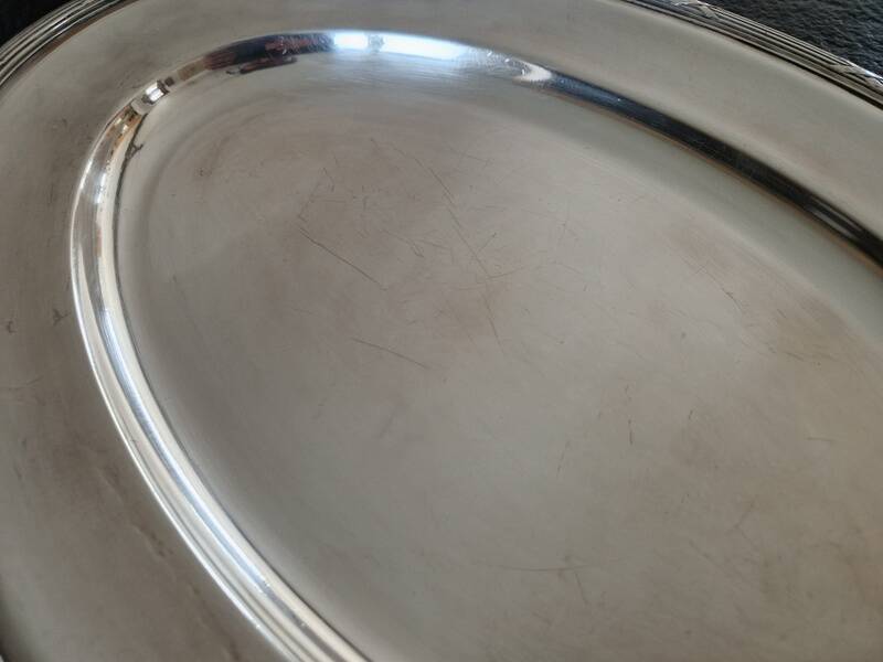 Plat ovale de service en métal argenté modèle Rubans croisés, Christofle