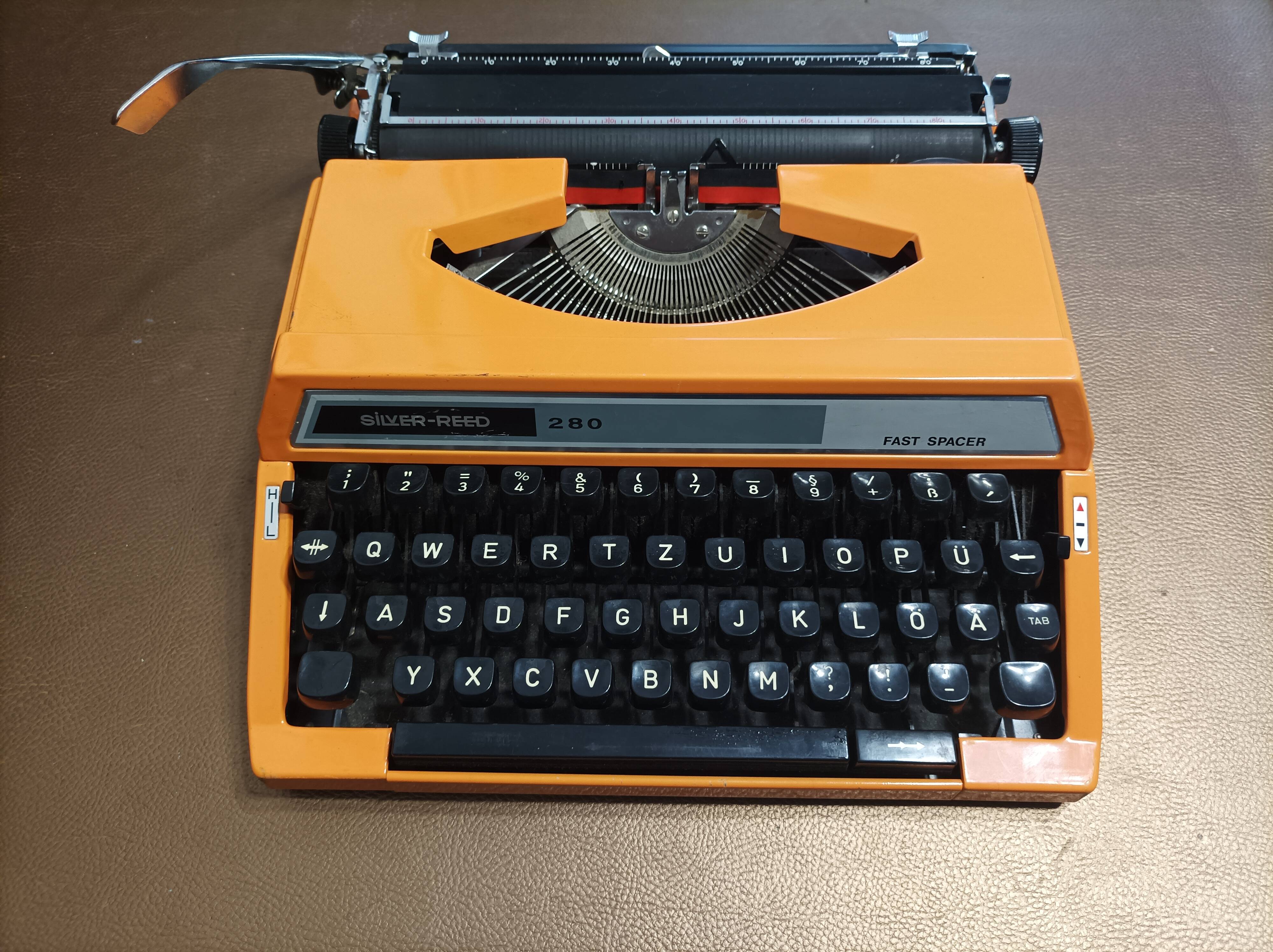 Machine à écrire silver reed 280 fast spacer orange qwertz