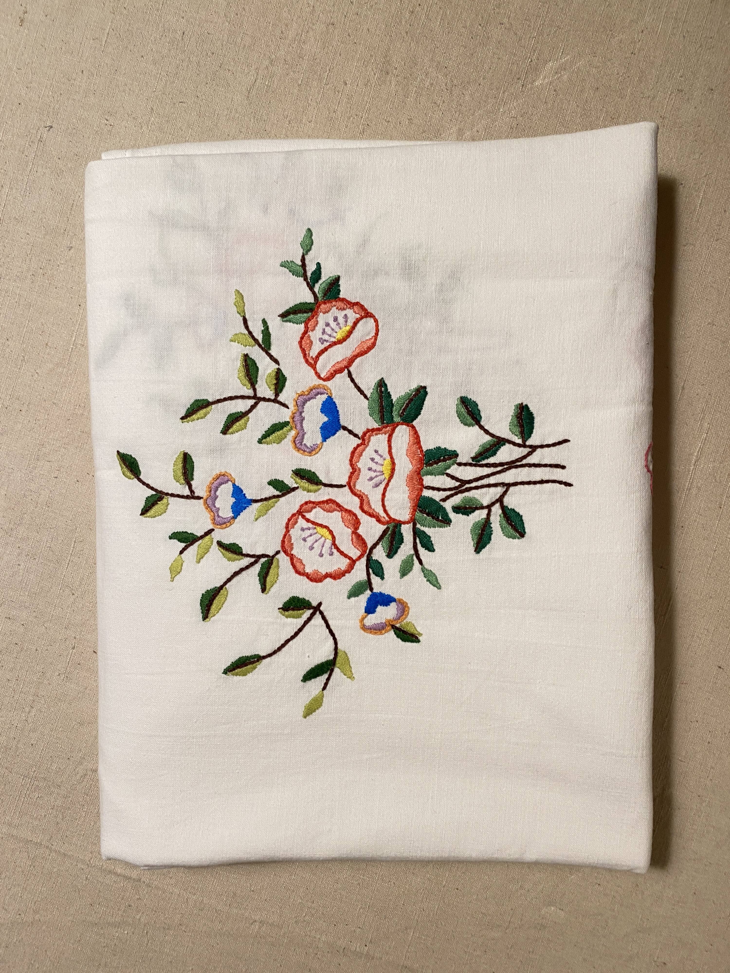 Antique hand embroidered oval tablecloth, floral pattern - 200x150 cm - cotton