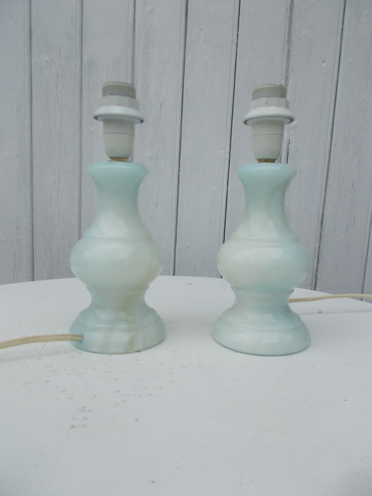Paire de lampes en albâtre bleu clair