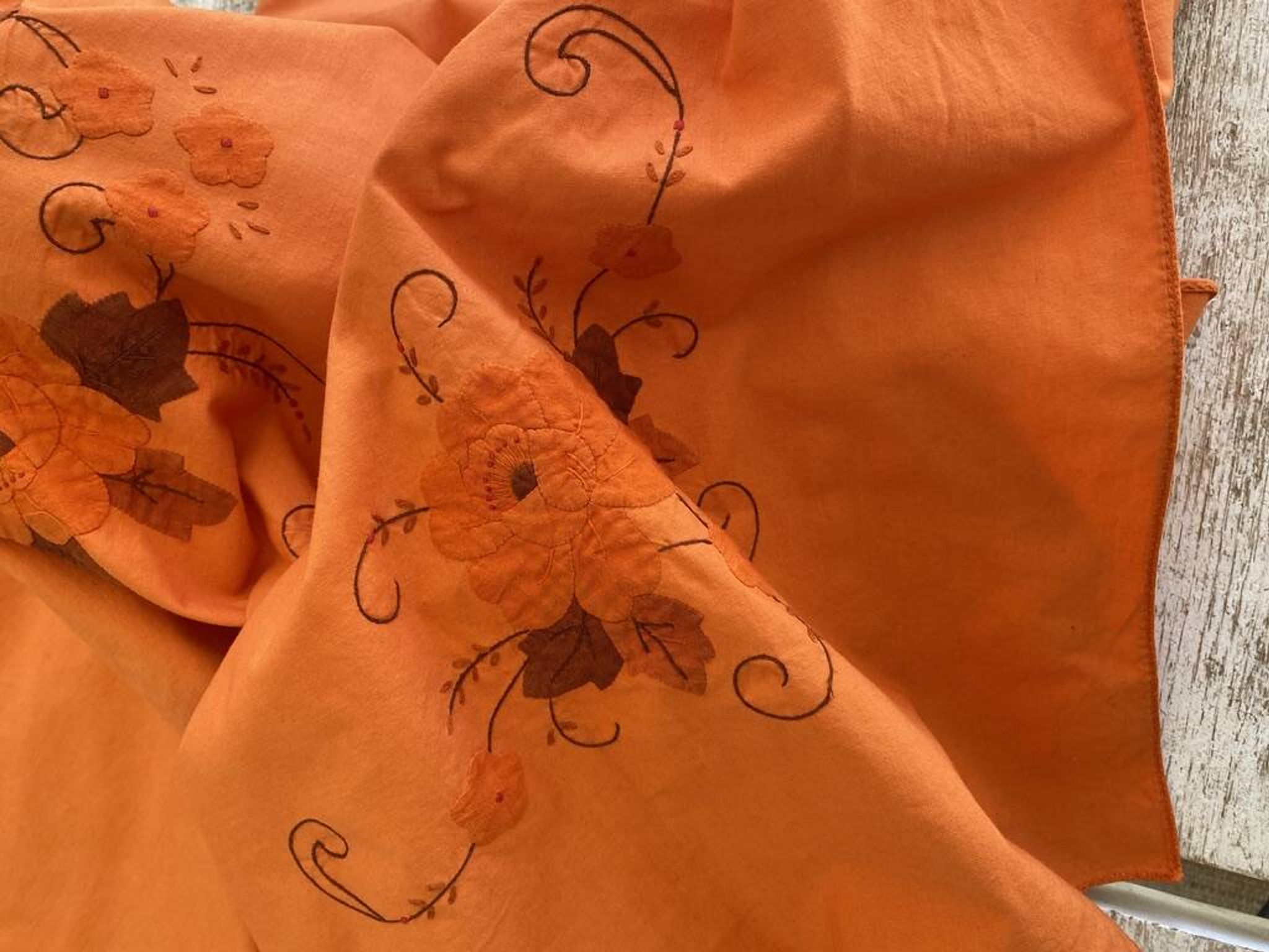 Vintage tablecloth with hand-applied floral decoration - 240x170cm - Cotton