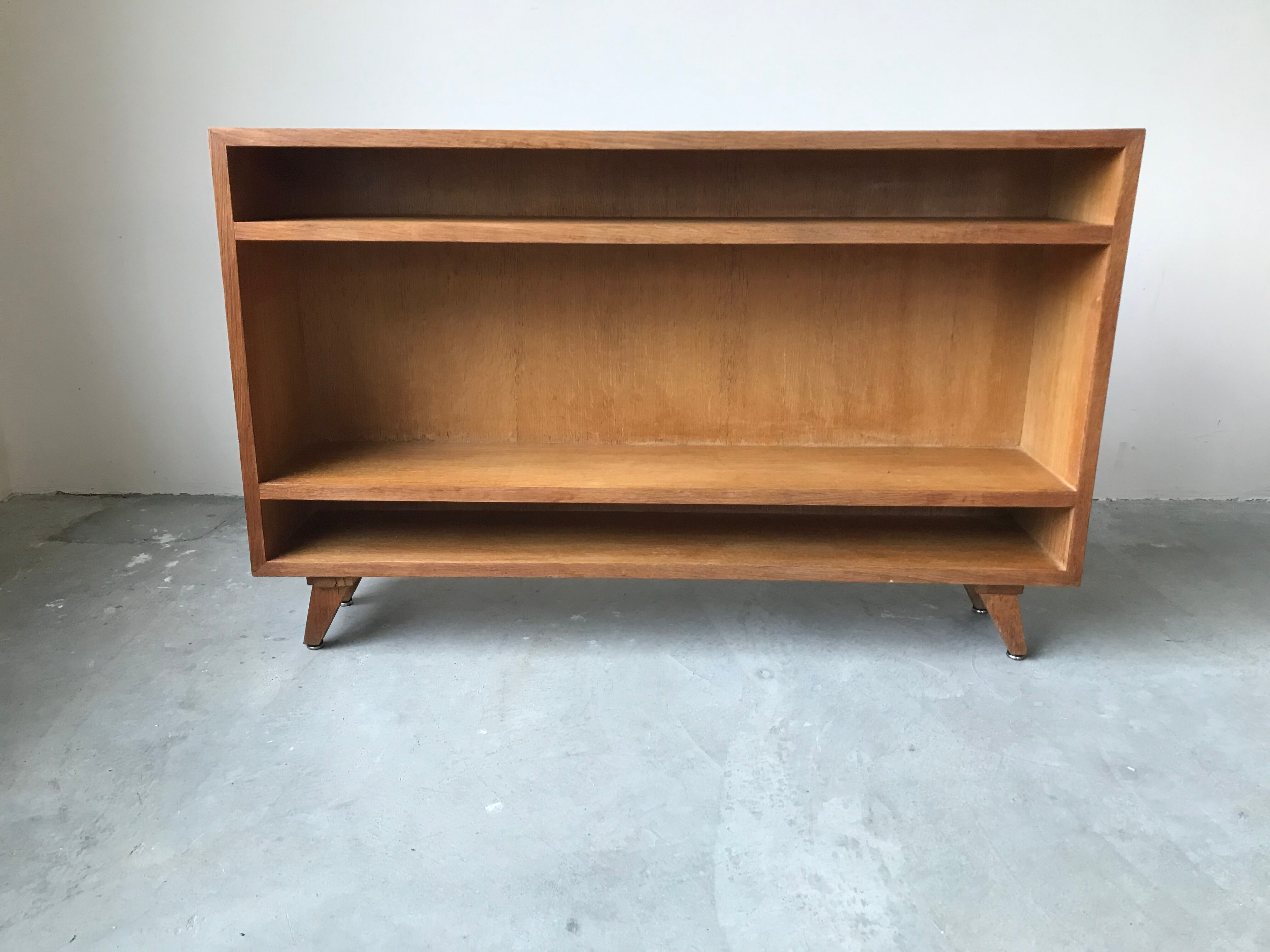 Small oak shelf, work of the 50s.