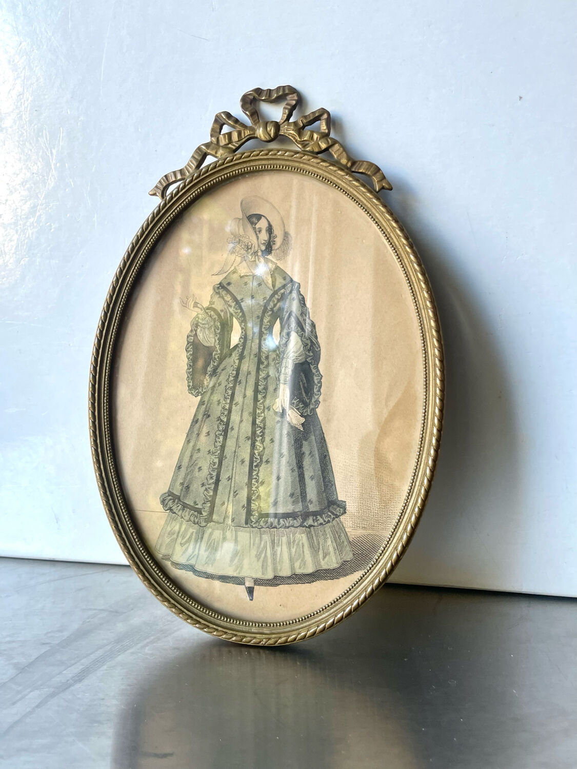 Antique oval metal gold colored brass bronze picture frame