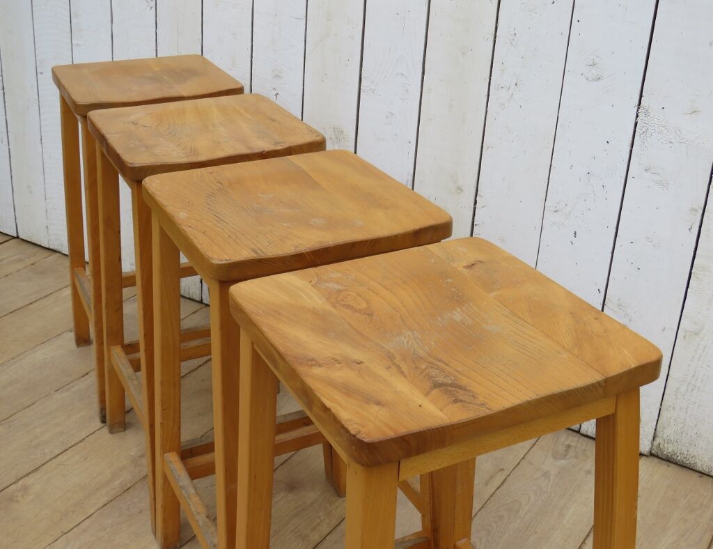 Deux paires de grands tabourets de bar anglais vintage