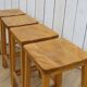 Deux paires de grands tabourets de bar anglais vintage