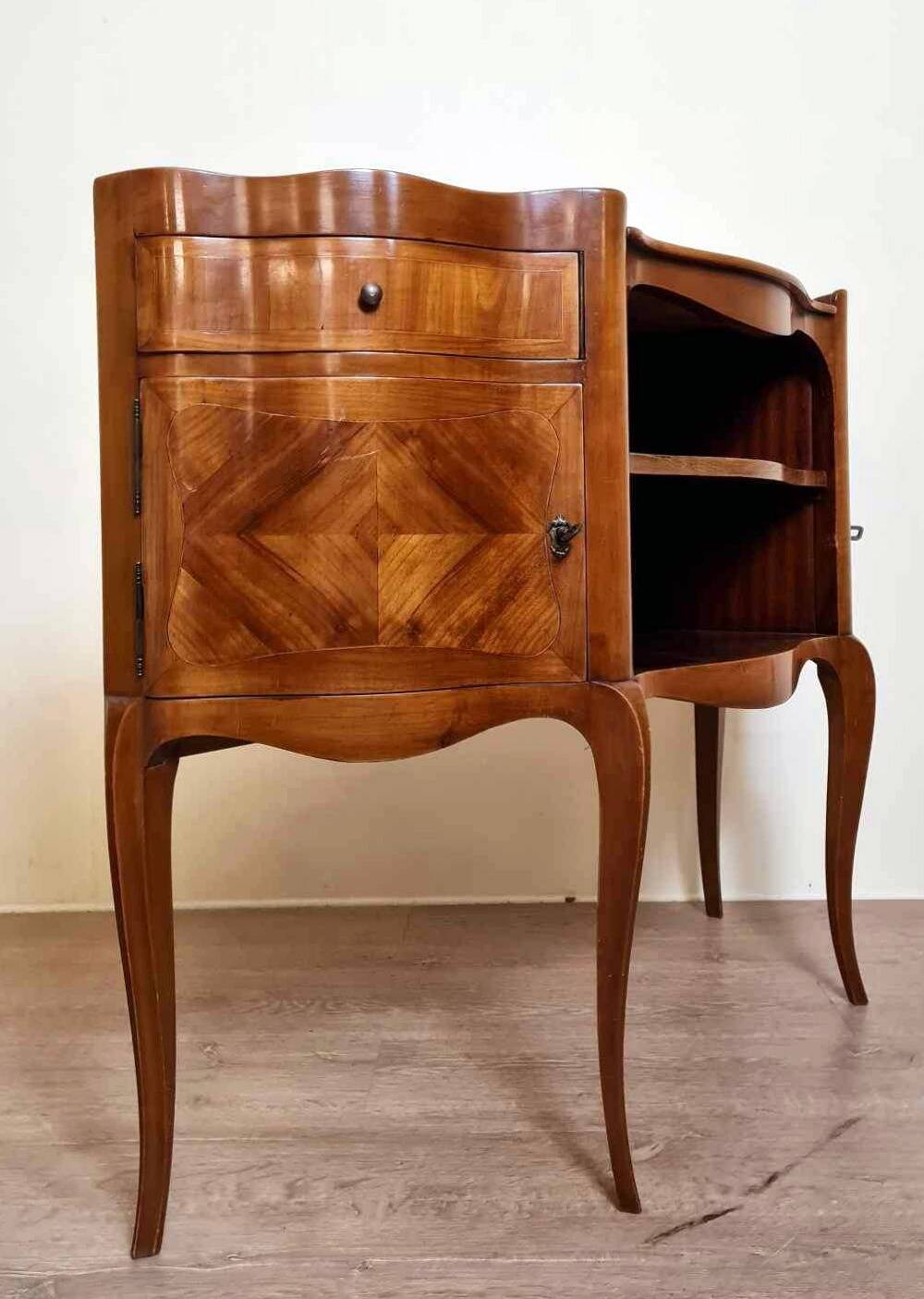 console serving model similar to the so-called “snack” table models