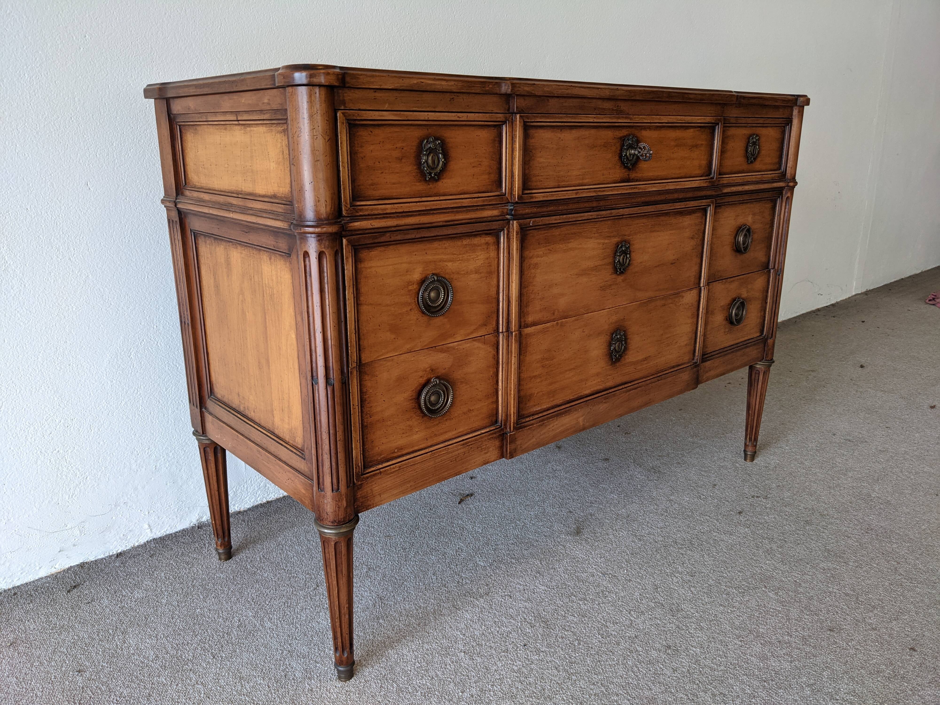Commode de style Louis XVI