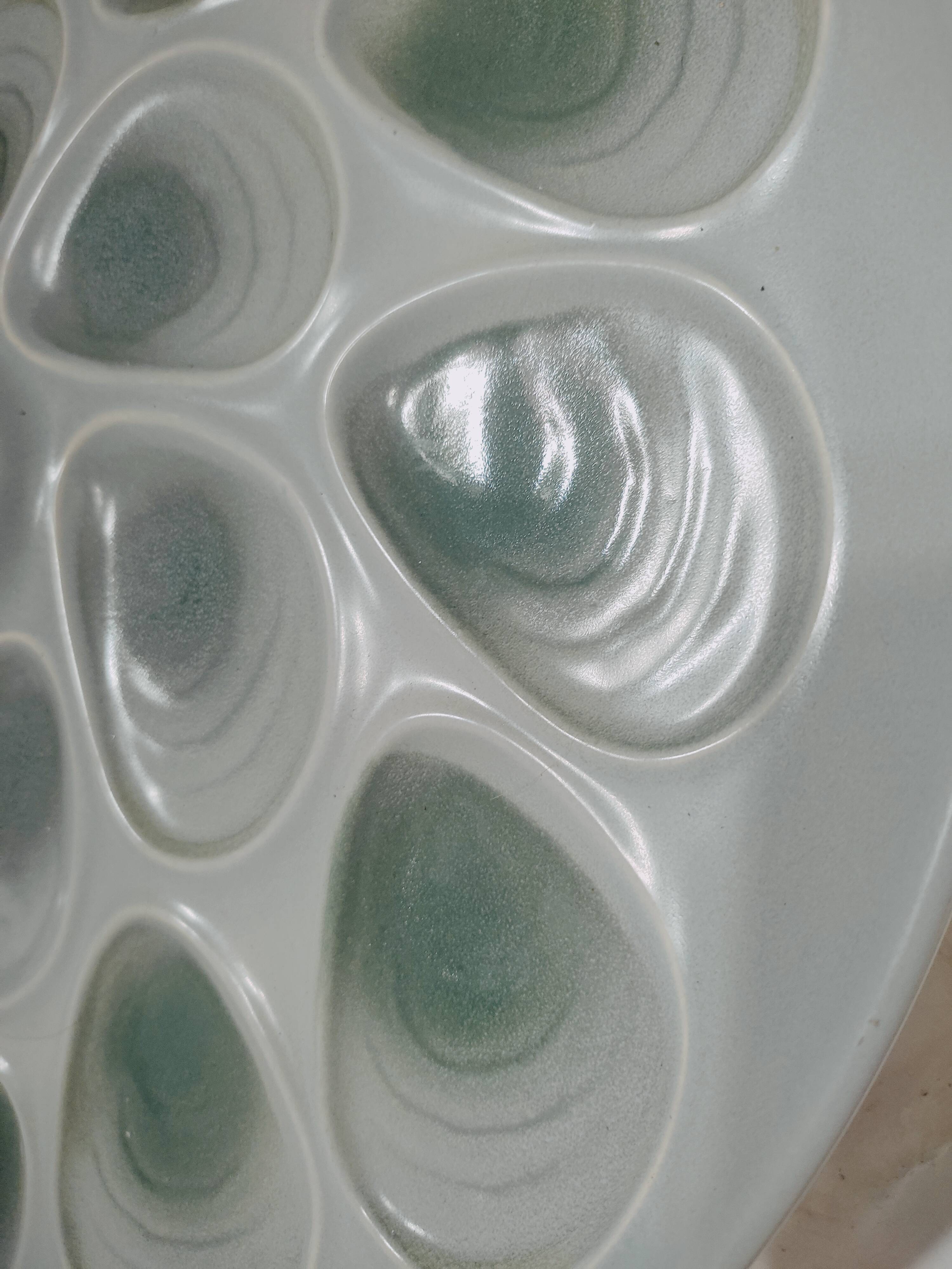 Presentation dish with oysters by salt pans