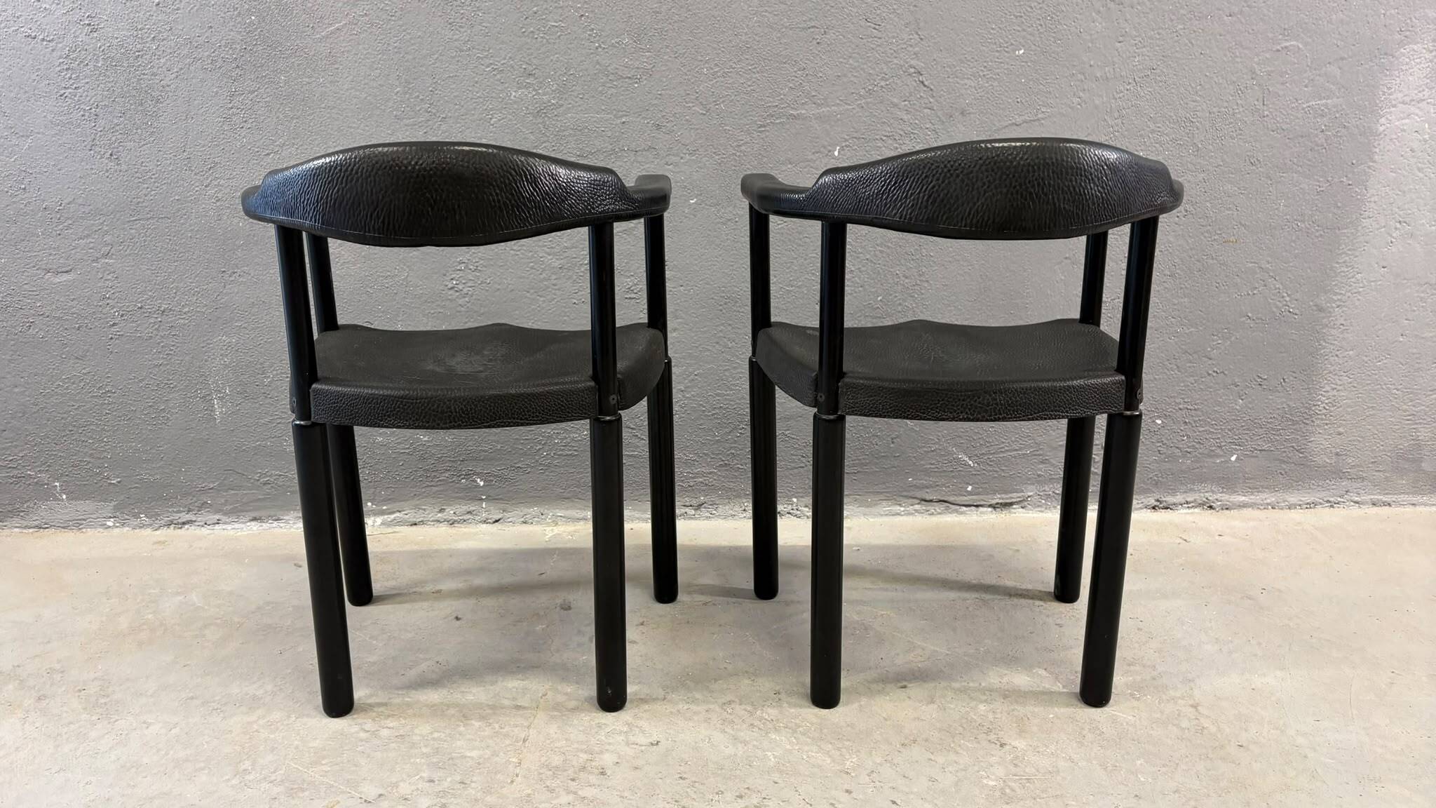 Paire de fauteuils postmodernes noirs, en plastique moulé, années 1980, Europe