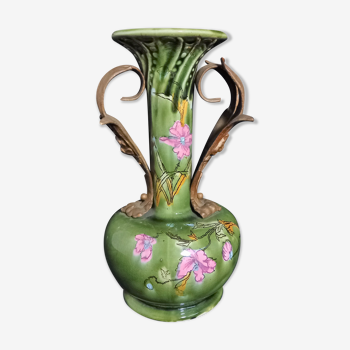 Vase art nouveau en faïence avec motifs floraux et anses feuilles en métal doré