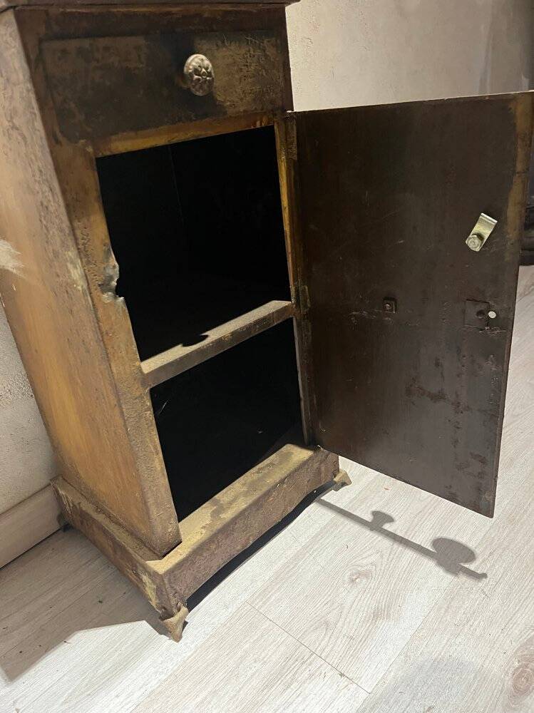 Meuble en métal riveté table de chevet