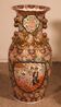 Vase chinois en porcelaine émaillée à décor polychrome sur socle