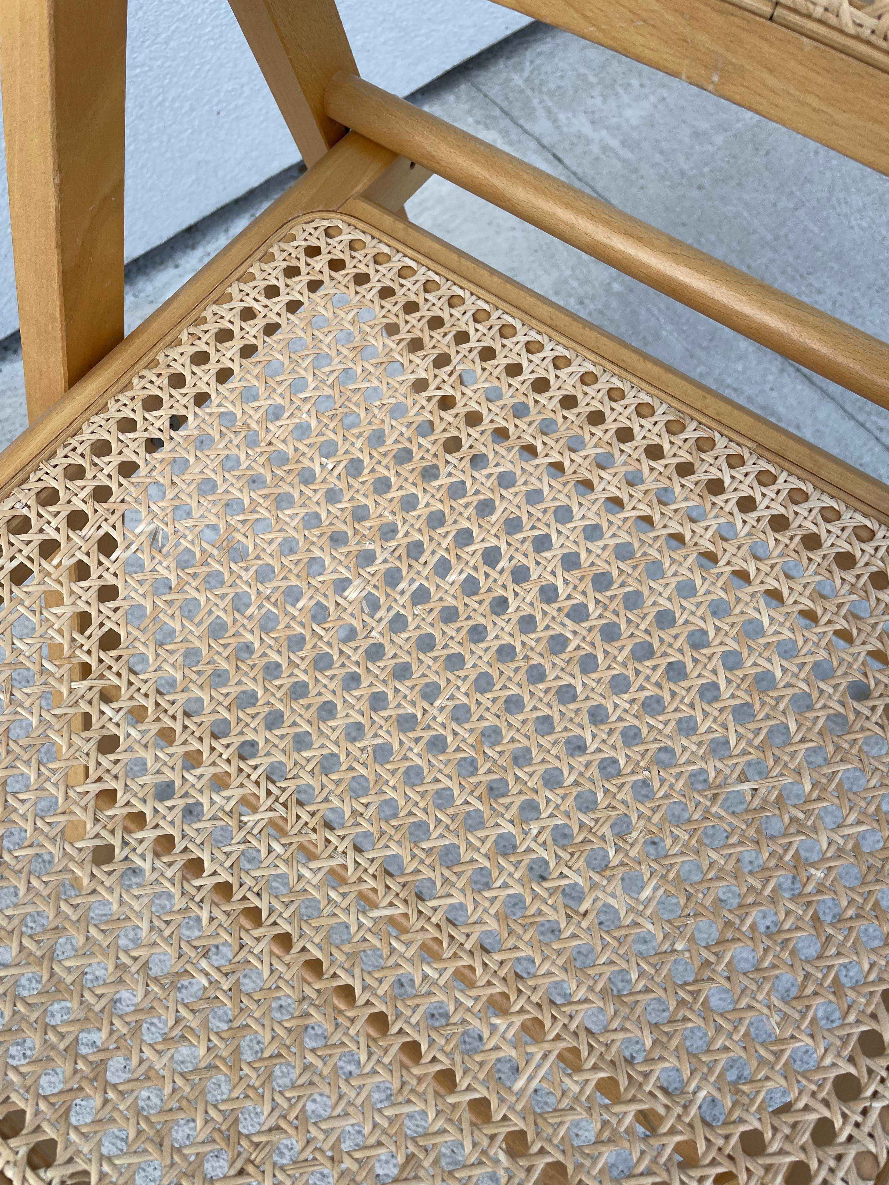 Folding chair in cannage