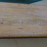 Table basse de style industrielle à plateau de bois supporté par un piètement métallique-