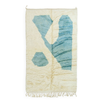 Tapis marocain Mrirt bleu ciel et blanc moderne
