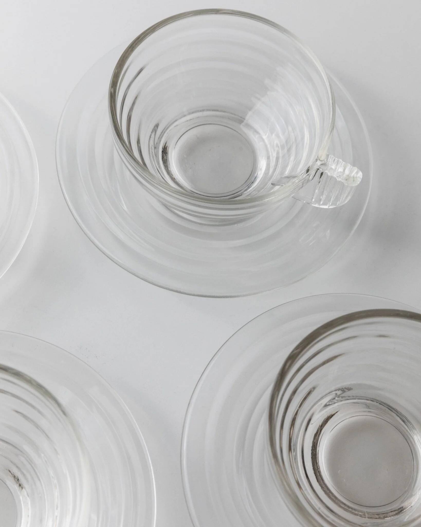 4 tasses en verre transparent avec soucoupes et embossage strié – Art Déco Italie années 1960, ensemble de vaisselle à thé élégant