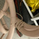 Chaise Shell en rotin peint rose pâle