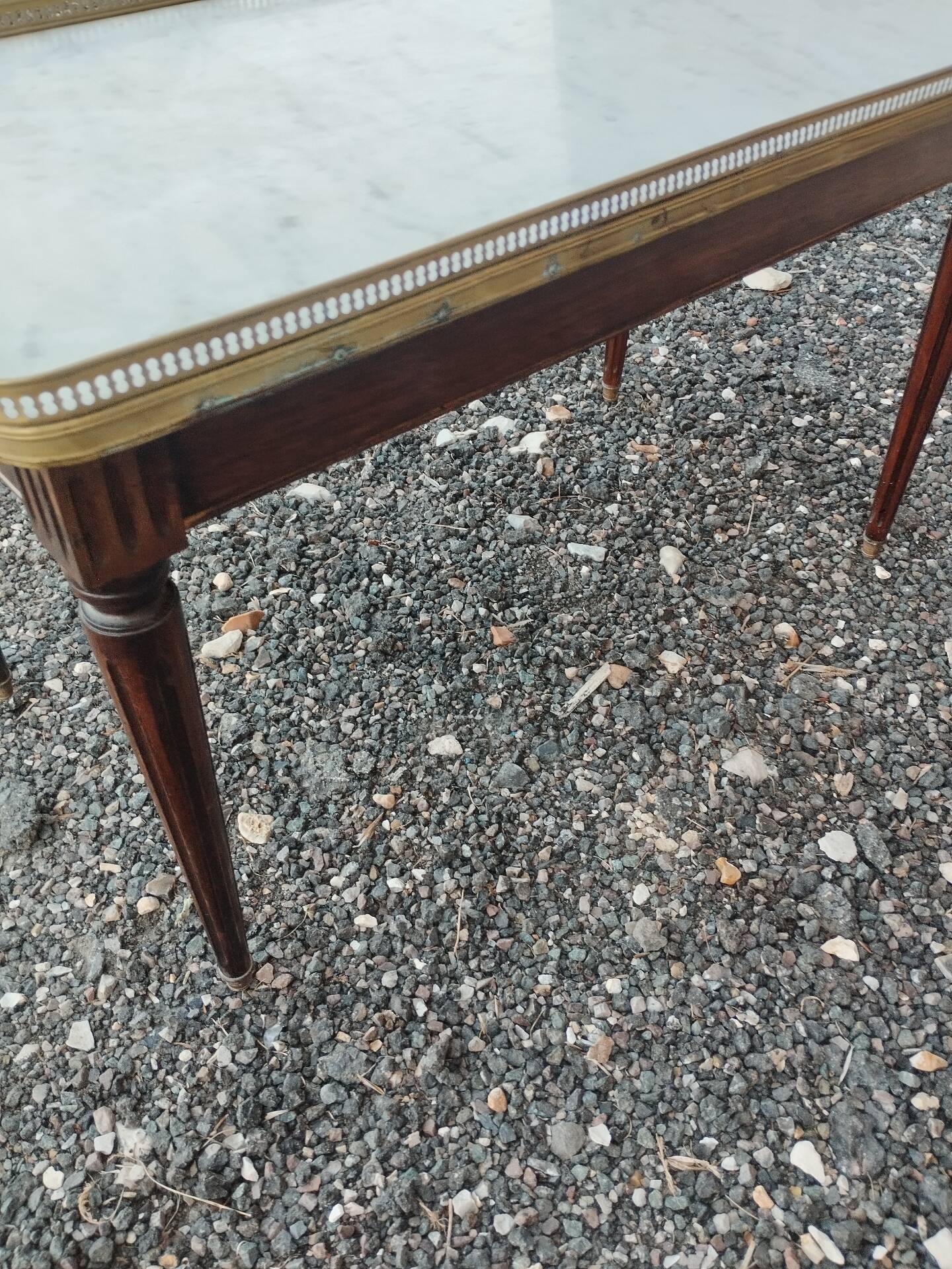 Table basse ancienne style louis xvi avec plateau marbre
