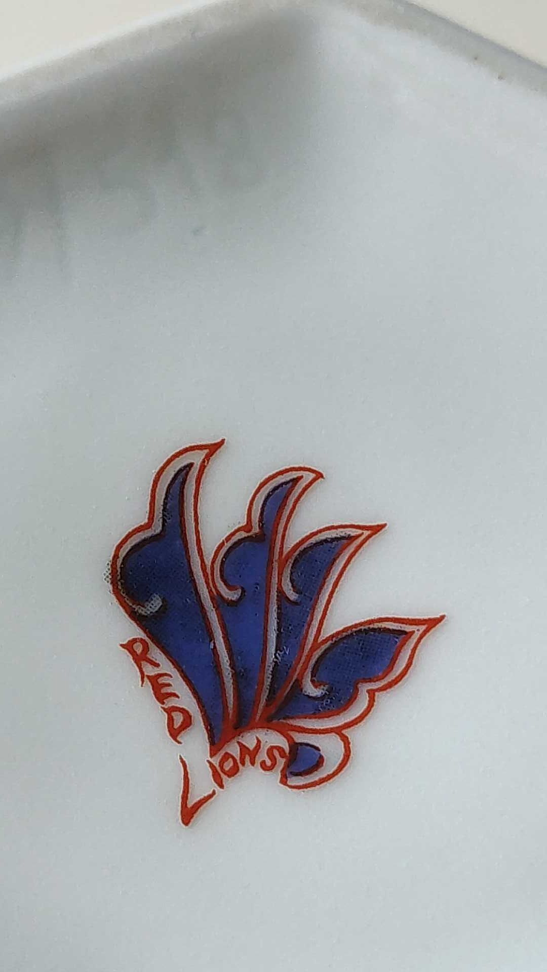 Decorative hexagonal potiche in fine Chinese porcelain, stamped and signed "Red Lions"