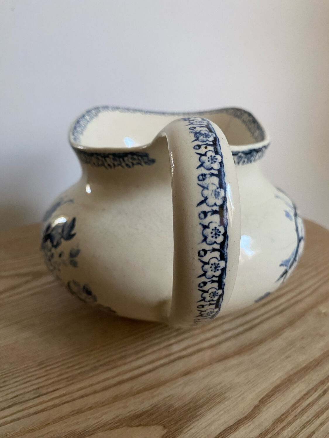 Ancien broc de toilette - porcelaine de Gien