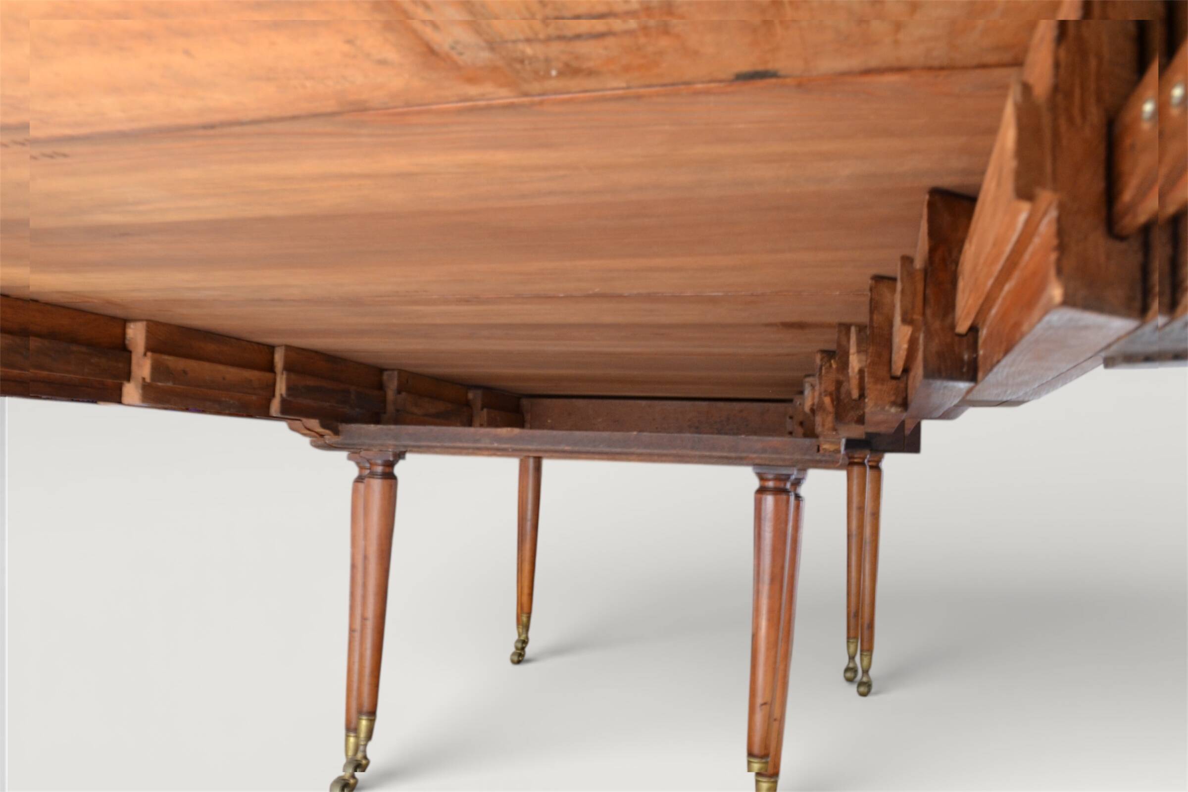 Large oval table from the early 19th century in walnut, 3.17m with extensions.