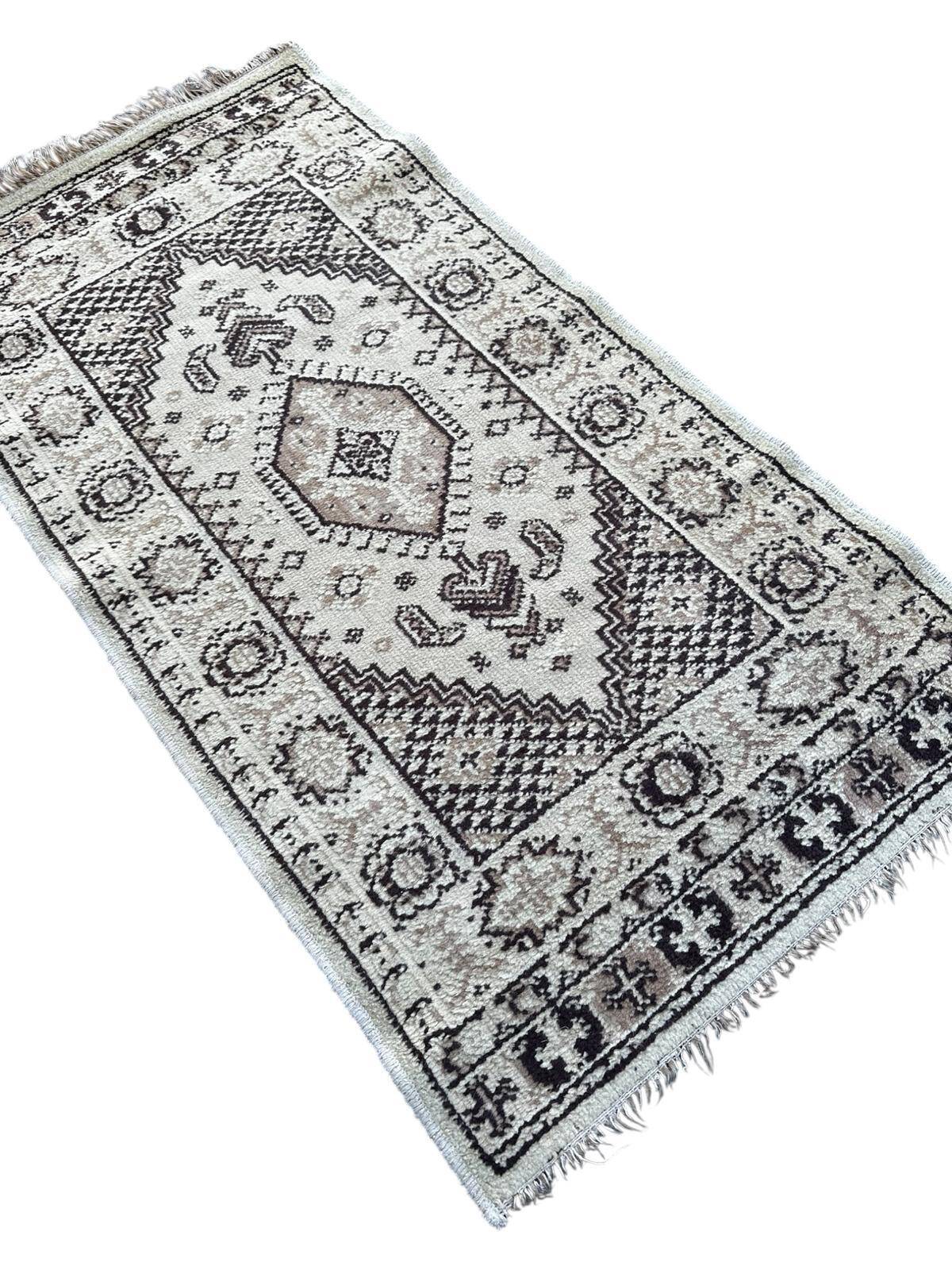 Oriental style rug 70cm x 130cm