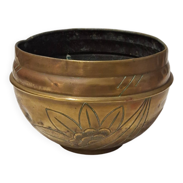 Brass cache-pot with floral pattern, Art Nouveau style.
