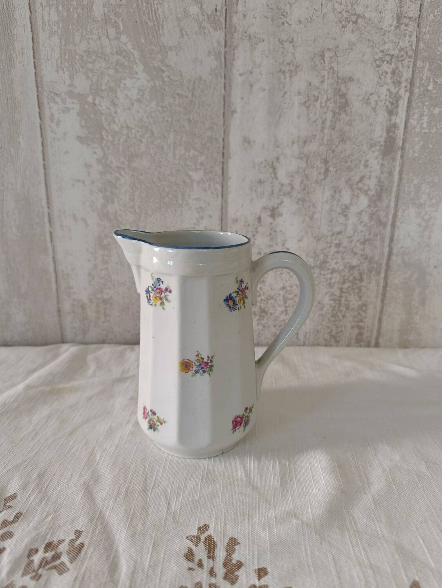 Pot à lait en faïence motifs petites fleurs