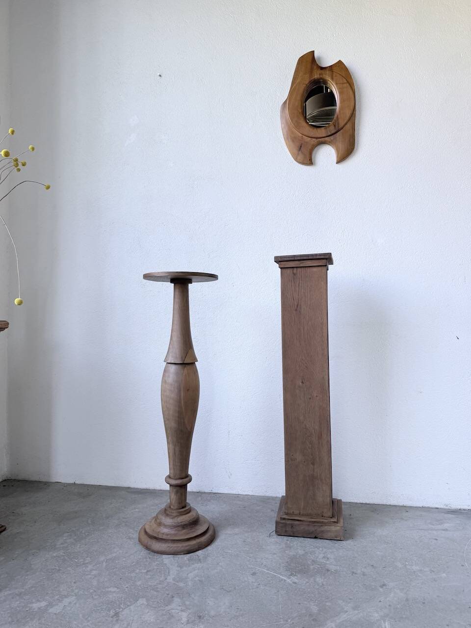 Paire de sellettes colonnes en bois 1950