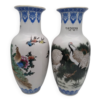 2 vases chines à décor d ' oiseaux . 35 cm .