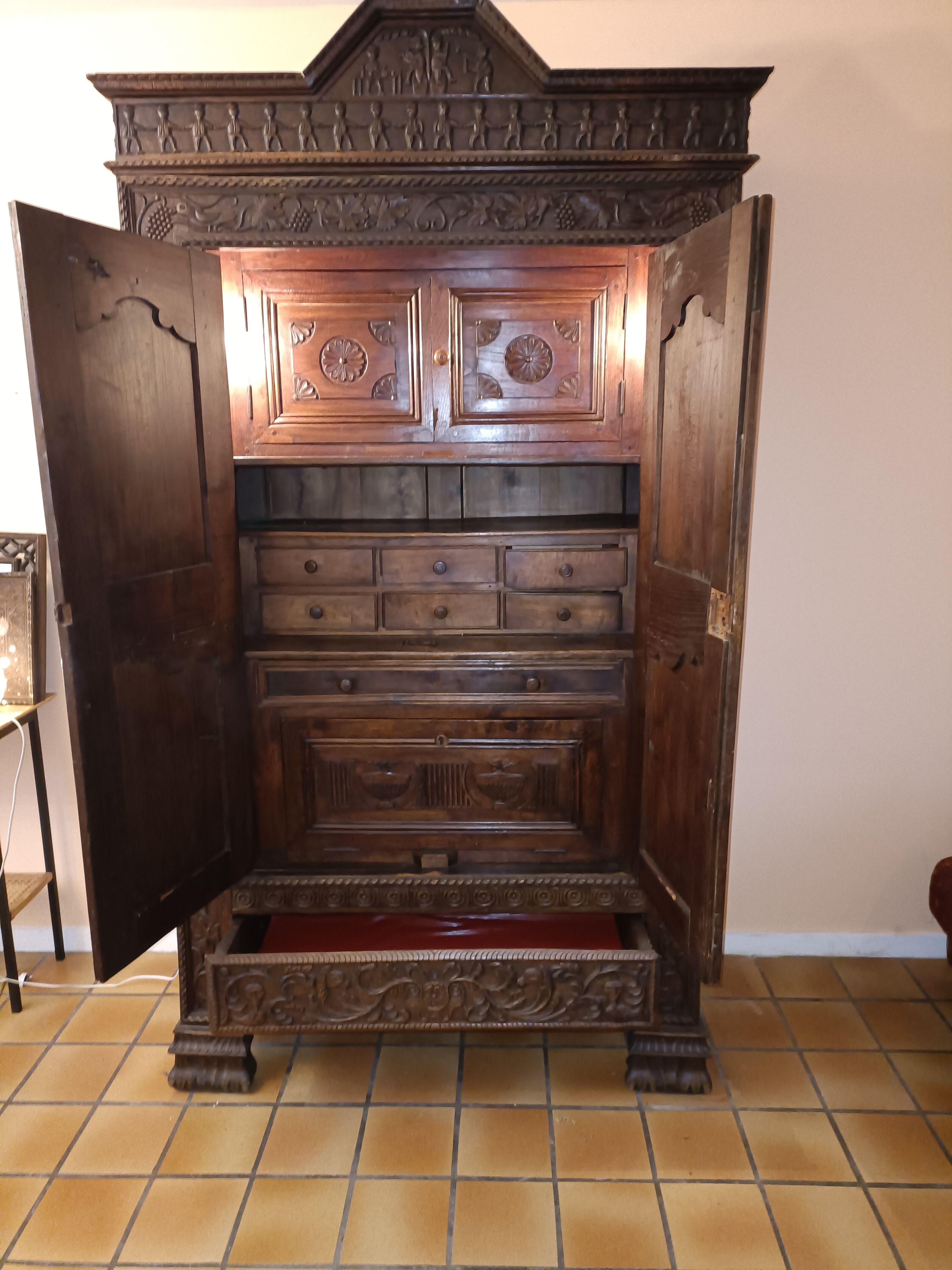 Armoire ancienne presbytère Bretagne