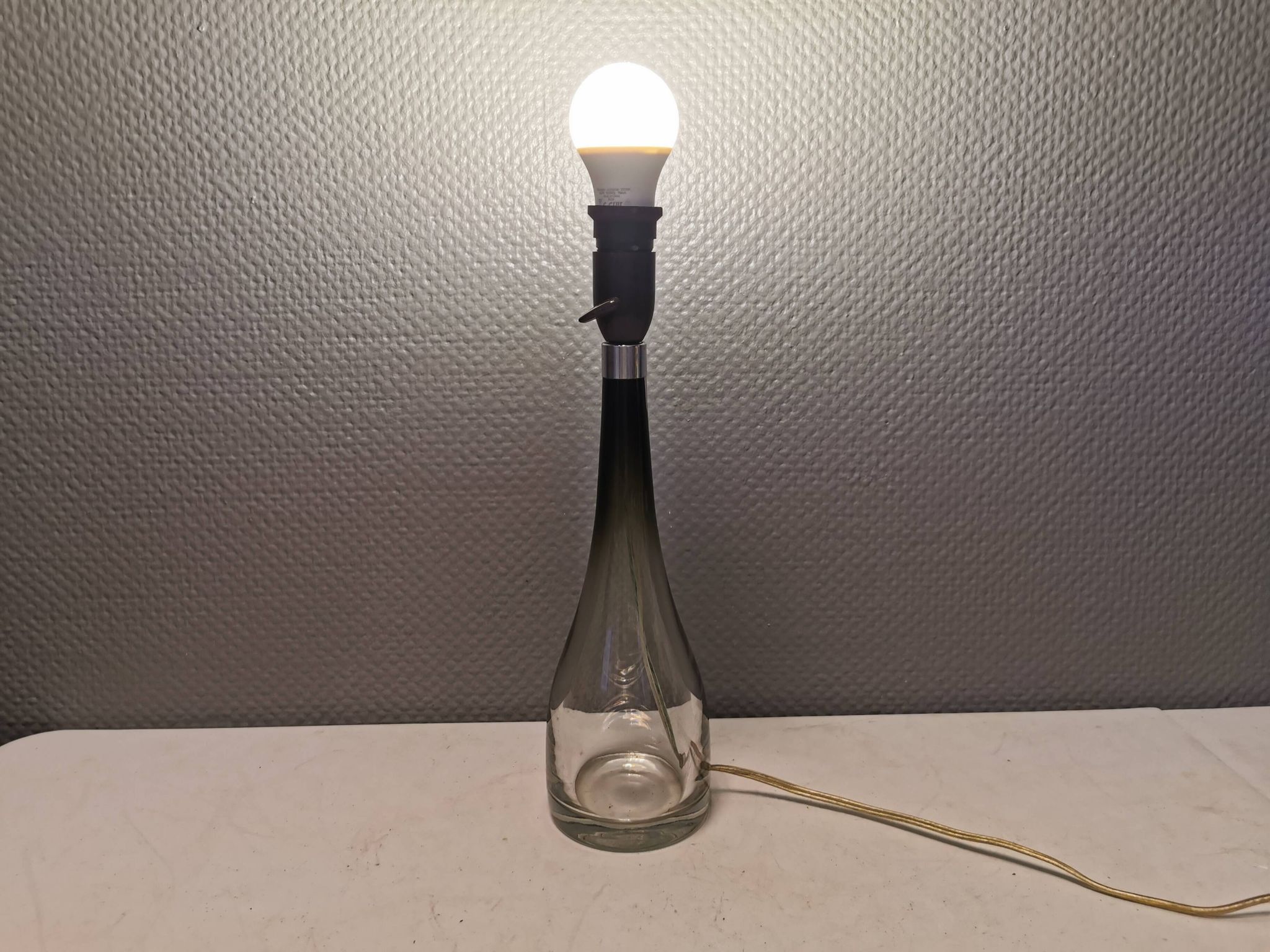 Lampe de table en verre de forme élégante. Par Bengt Orup 1957.