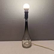 Lampe de table en verre de forme élégante. Par Bengt Orup 1957.