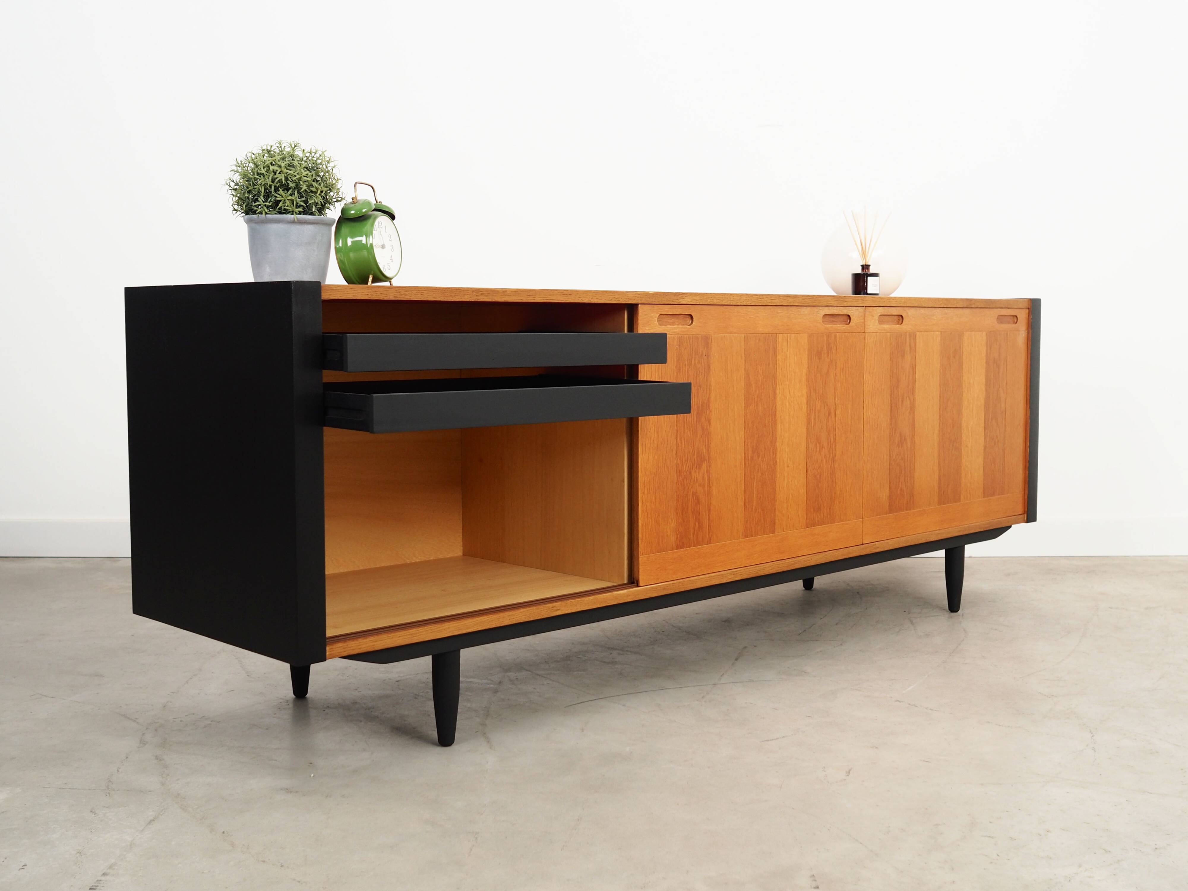 Buffet en frêne, design danois, années 1970, production : Skovby Møbelfabrik