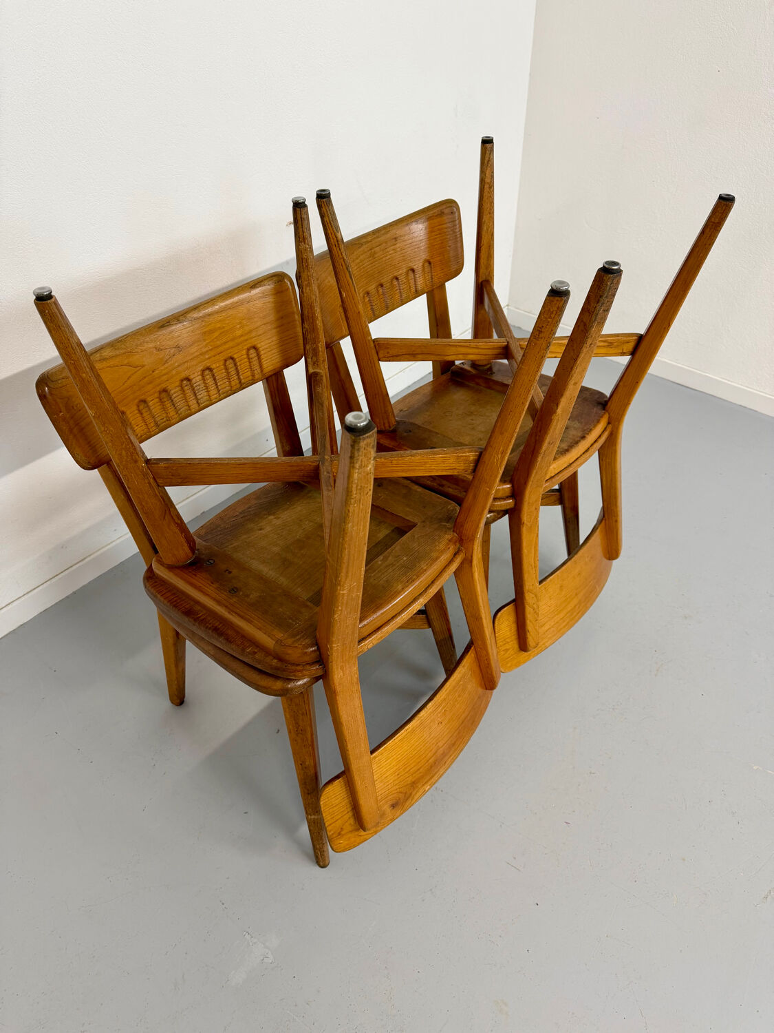 Set of 4 vintage solid oak chairs, 1960s design with sculpted backrest.