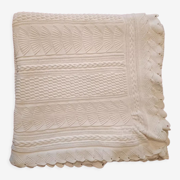 White cotton hand-knitted blanket