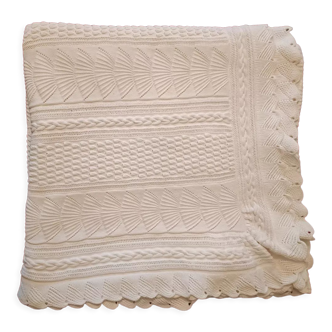 White cotton hand-knitted blanket