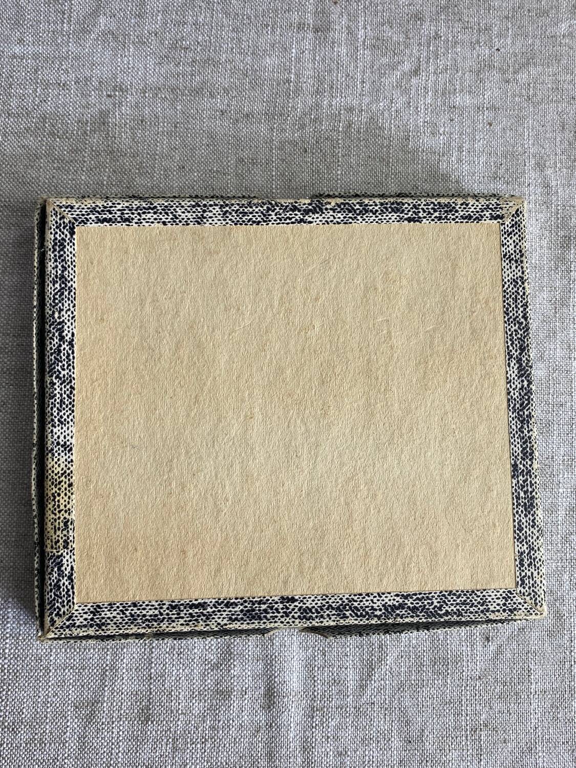 Douze fourchettes à dessert dans leur coffret