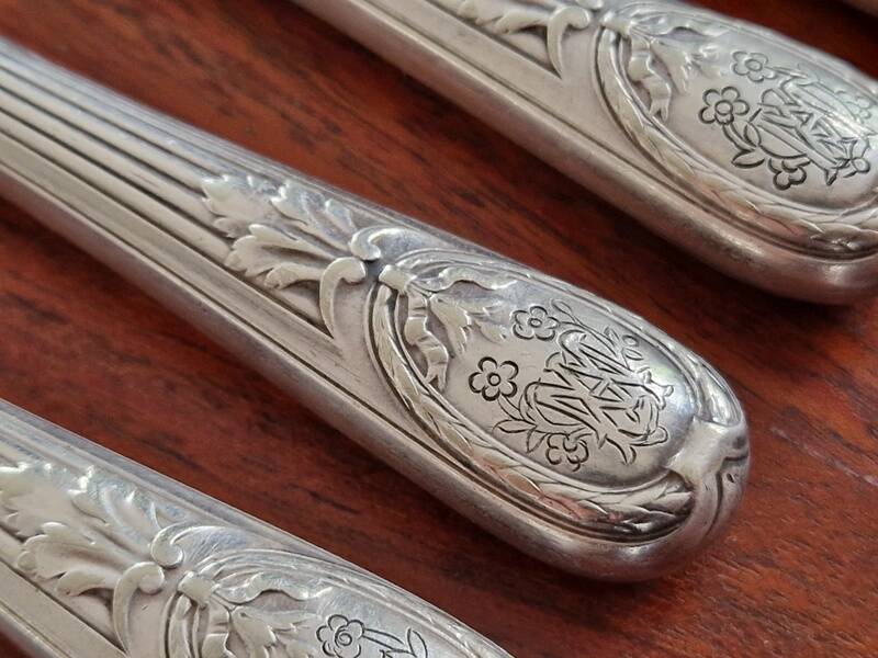 Christofle Série de 6 couteaux à entremets modèle Trianon en métal argenté