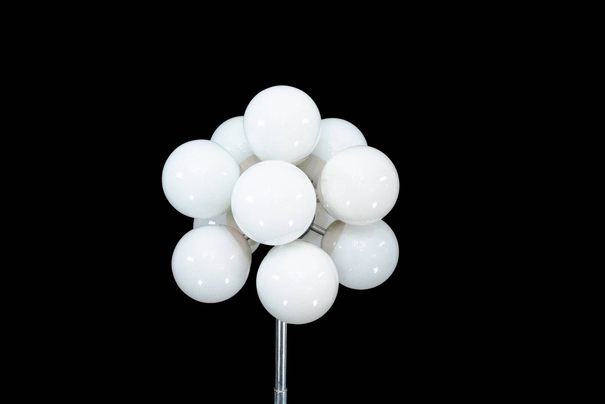 Vintage Italian space age floor lamp by Reggiani, dating from the 1960s.