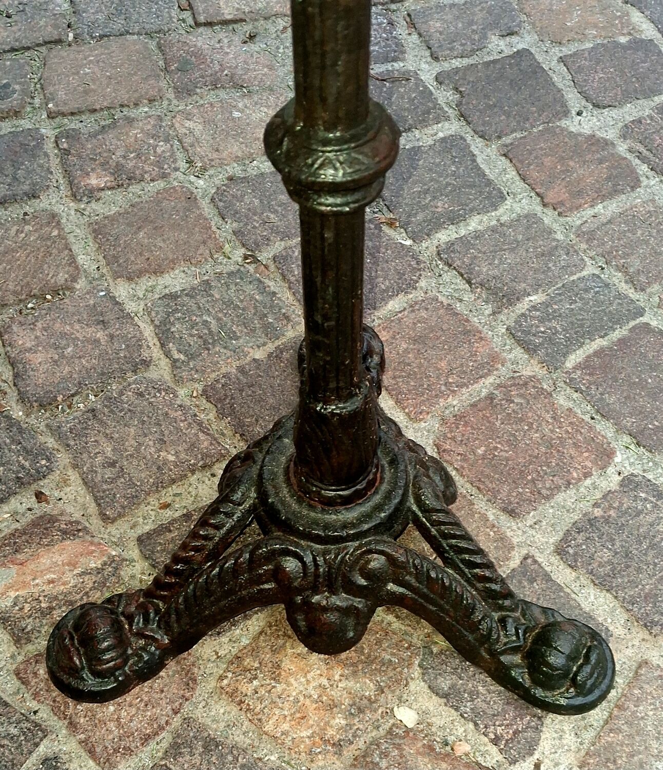 Old bistro guéridon table bar restaurant