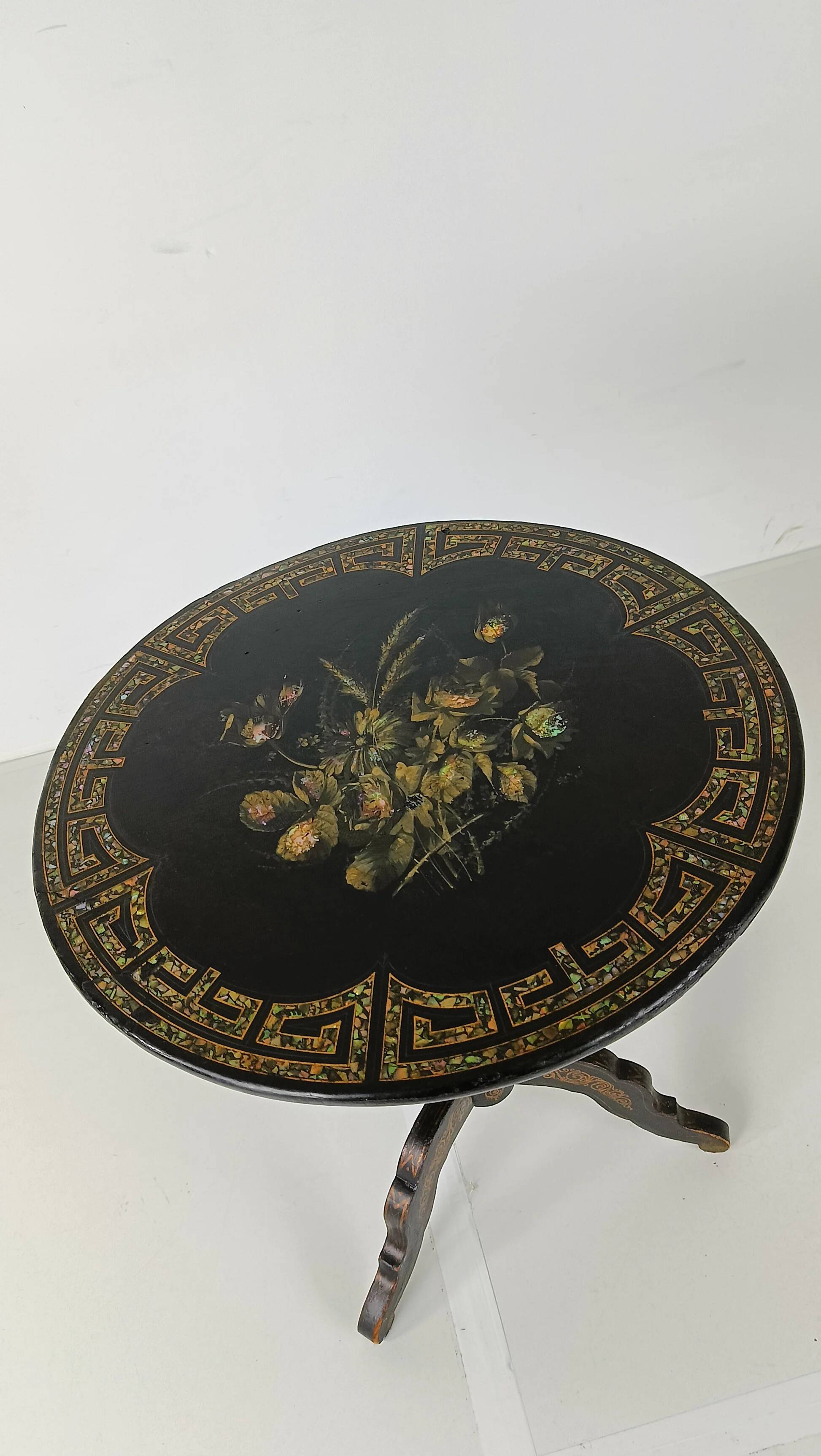 Astonishing Napoleon III tip-top table