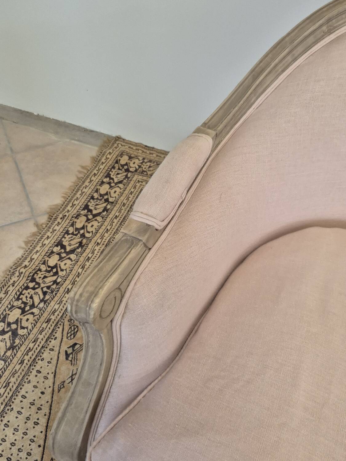 Louis XV style bench sofa in pink fabric and burlap