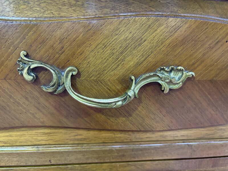 Commode en noyer de style Louis XV / rocaille