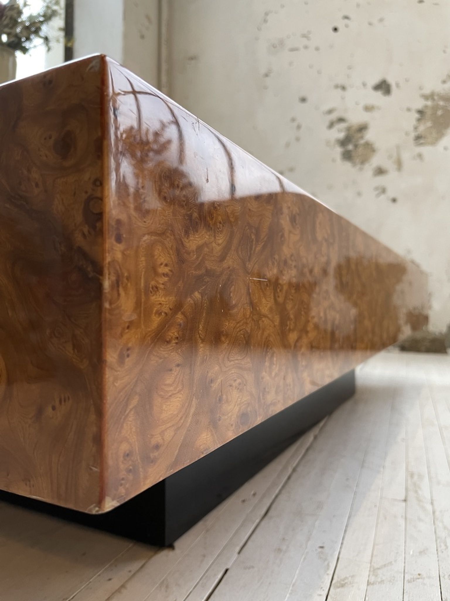 Table basse italienne laque loupe d’orme