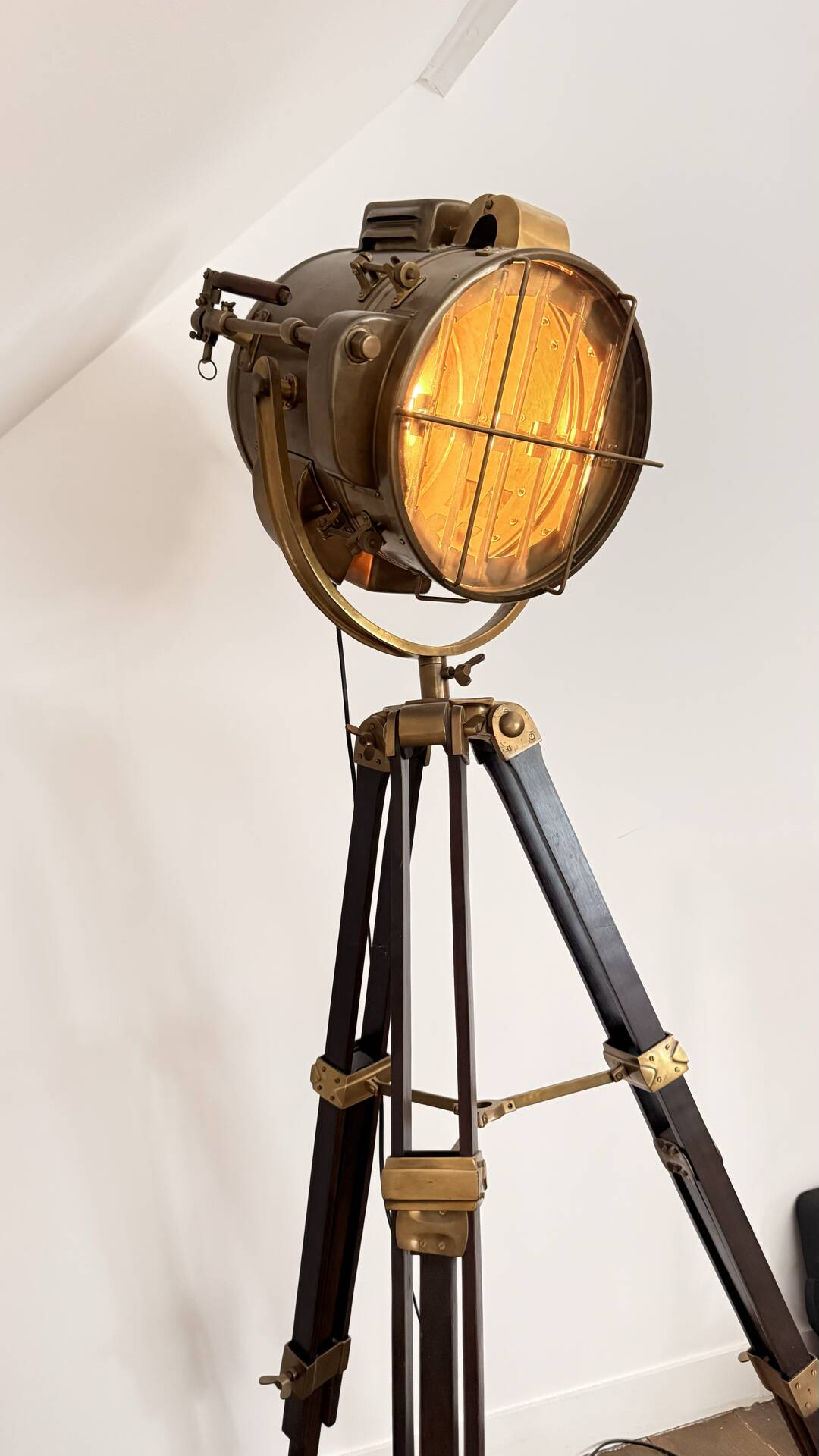 Lampe projecteur marine Maison Coloniale – laiton et acajou mas