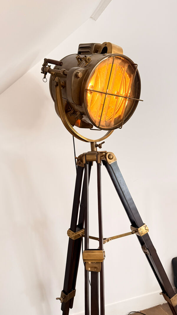 Lampe projecteur marine Maison Coloniale – laiton et acajou mas