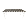 Table en fer avec plateau en carreaux de céramique noirs et blancs