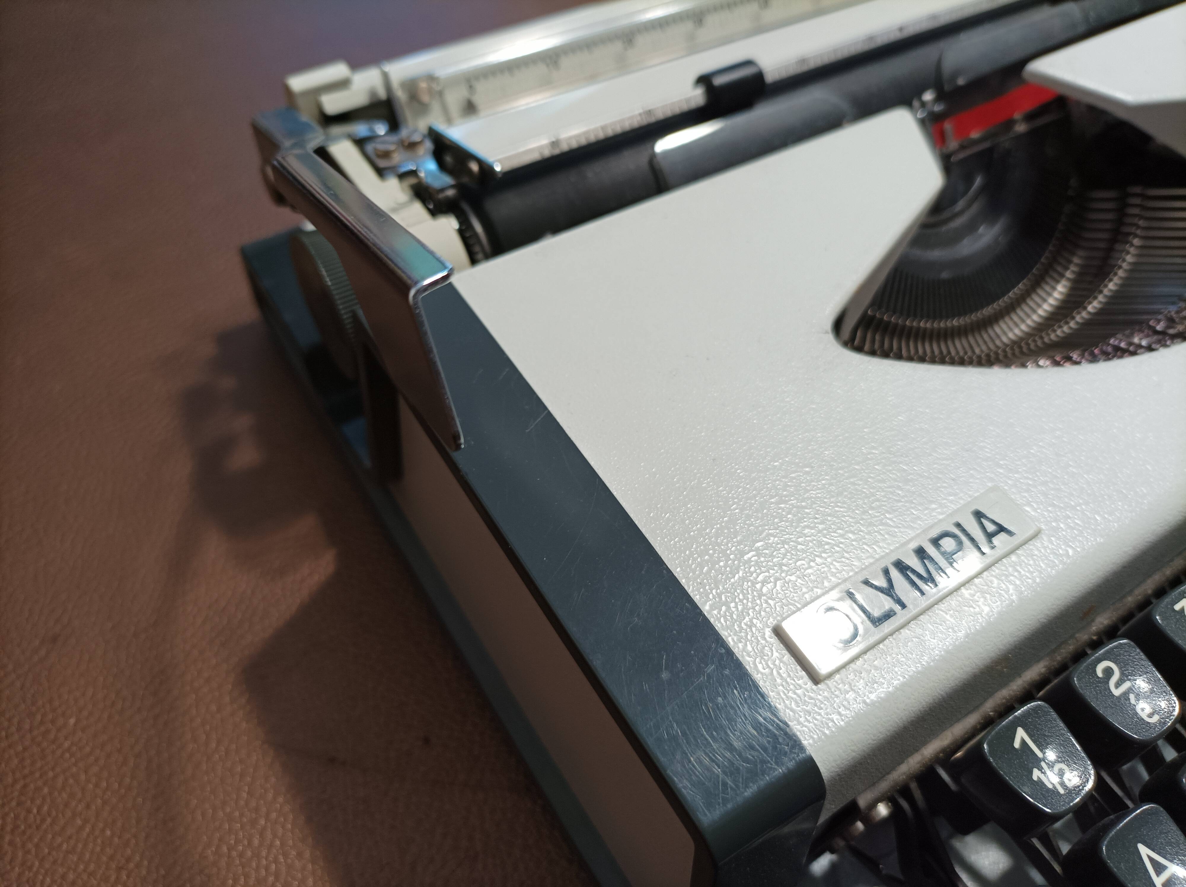 Olympia Traveler de Luxe white typewriter